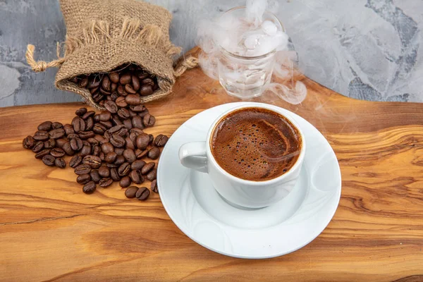 Berühmte Und Köstliche Türkische Kaffee Hölzernen Hintergrund — Stockfoto