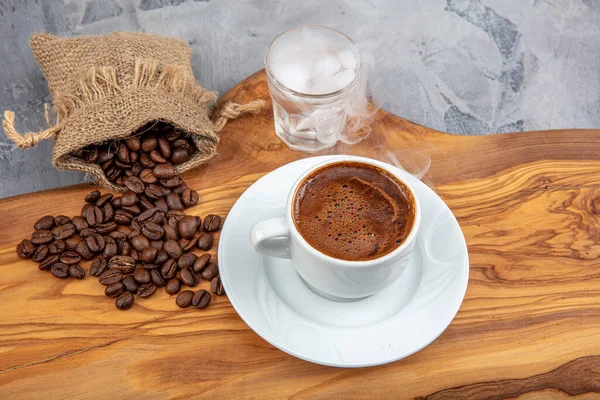 Berühmte Und Köstliche Türkische Kaffee Hölzernen Hintergrund — Stockfoto