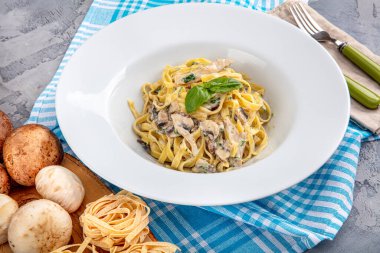 Kremalı Mantar Fettucini Alfredo Makarnası 'nın yukarıdan görünüşü.