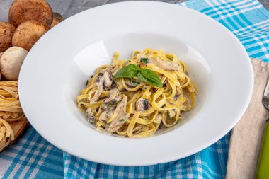 Kremalı Mantar Fettucini Alfredo Makarnası 'nın yukarıdan görünüşü.