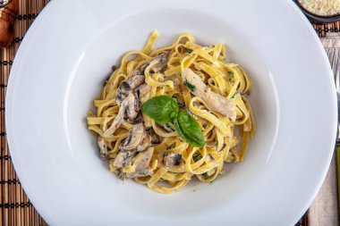 Kremalı Mantar Fettucini Alfredo Makarnası 'nın yukarıdan görünüşü.