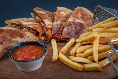 Patates kızartması ve domates sosuyla servis ediliyor. Patates kızartması ve domates sosuyla servis edilir..