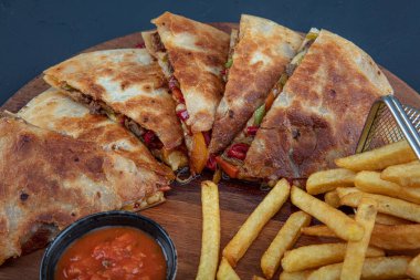 Patates kızartması ve domates sosuyla servis ediliyor. Patates kızartması ve domates sosuyla servis edilir..