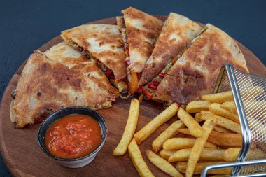 Patates kızartması ve domates sosuyla servis ediliyor. Patates kızartması ve domates sosuyla servis edilir..