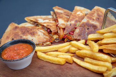 Patates kızartması ve domates sosuyla servis ediliyor. Patates kızartması ve domates sosuyla servis edilir..