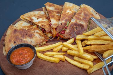 Patates kızartması ve domates sosuyla servis ediliyor. Patates kızartması ve domates sosuyla servis edilir..