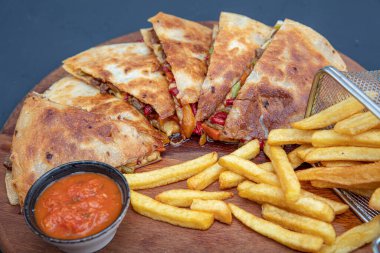 Patates kızartması ve domates sosuyla servis ediliyor. Patates kızartması ve domates sosuyla servis edilir..