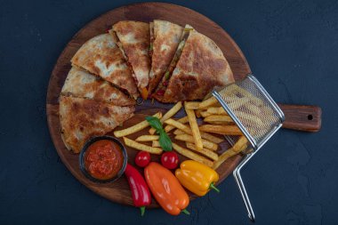 Patates kızartması ve domates sosuyla servis ediliyor. Patates kızartması ve domates sosuyla servis edilir..