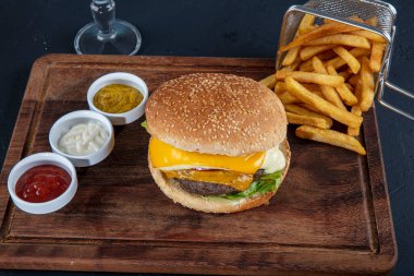 Hamburger, patates kızartması, kola. Paket yemek. Fast food.