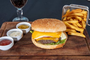 Hamburger, patates kızartması, kola. Paket yemek. Fast food.