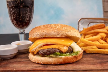 Hamburger, patates kızartması, kola. Paket yemek. Fast food.