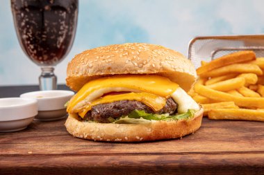 Hamburger, patates kızartması, kola. Paket yemek. Fast food.