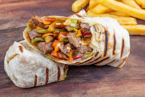 Tortilla Enveloppe Des Sandwichs Avec Des Légumes Frais Viande Hachée — Photo