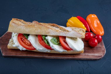 Taze Arugula, Domates, Mozzarella Peynirli Sandviç