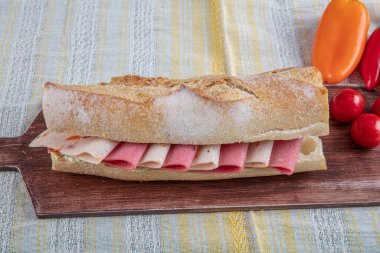 Kulüp sandviçin yakın plan fotoğrafı. Salamlı ve peynirli sandviç..