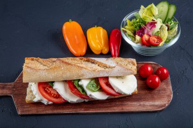 Fesleğen soslu sandviç, taze marul, domates ve mozzarella..