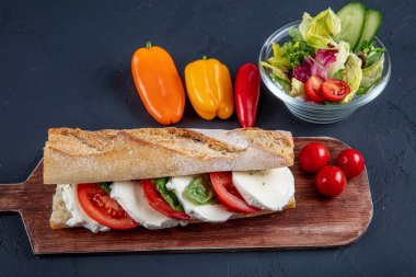 Fesleğen soslu sandviç, taze marul, domates ve mozzarella..
