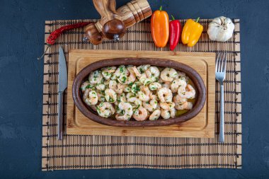 Karides güveci. Karides güveci güveci. Lezzetli sağlıklı taze lezzetli karides güveci..