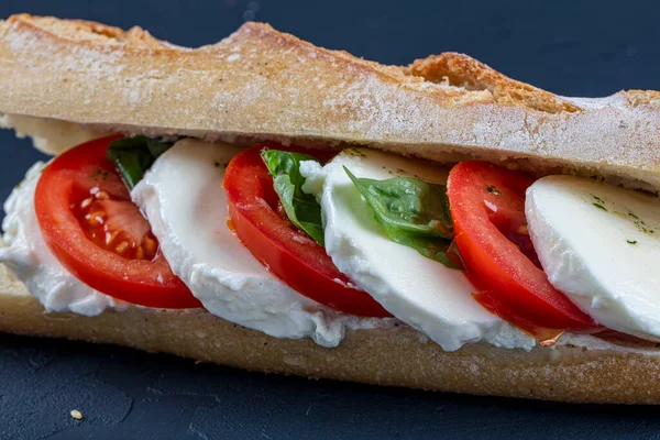 Frische Rucola Tomaten Mozzarella Käse Sandwich — Stockfoto