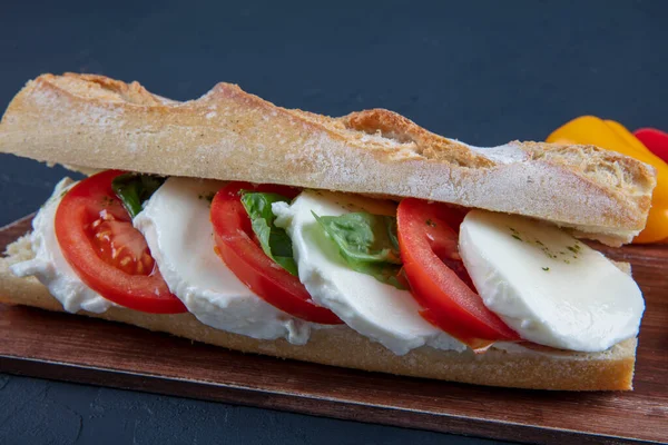 Frische Rucola Tomaten Mozzarella Käse Sandwich — Stockfoto
