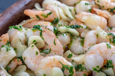 Karides güveci. Karides güveci güveci. Lezzetli sağlıklı taze lezzetli karides güveci..