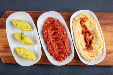 Türk mutfağı aperatifleri; baharatlı püre, patates püresi, humus.