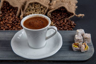 Geleneksel Türk kahve içeceği konsepti. Türk kahvesi, bir bardak su ve ahşap masada Türk lezzeti..