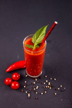 Bardaki Bloody Mary. Klasik kokteyl. Koyu arkaplan. 