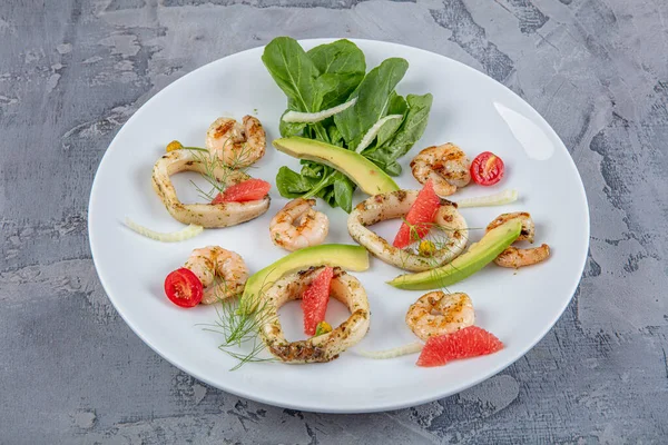 Meeresfrüchteplatte Mit Frittierten Tintenfischringen Garnelen Mit Zitrone Auf Frischem Rucola — Stockfoto