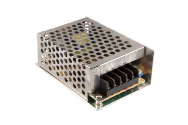 Metal kutuda LED Sürücü 25 W. Beyaz arkaplanda DC 'ye güç aktarımı izole edildi.