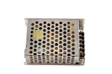 Metal kutuda LED Sürücü 25 W. Beyaz arkaplanda DC 'ye güç aktarımı izole edildi.