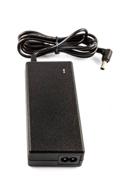 Not defteri güç AC / DC adaptörü. Laptop şarj güç adaptörü beyaz arkaplanda izole edildi.