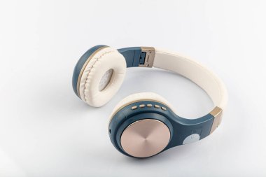  Beyaz izole edilmiş arka planda modern kablosuz kulaklıklar. Kulaklıklar..