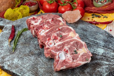 Çiğ et kuzu eti, kuzu boynu (Lamb Gerdan) siyah zeminde izole edilmiş. Metin için boşluğu kopyala. Kemik boyunlu sığır filetosu.