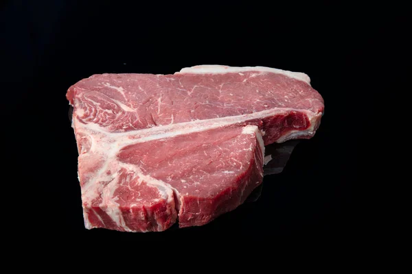 Bone Steak 쇠고기 스테이크를 만들고 나무로 배경에서 양념을 — 스톡 사진