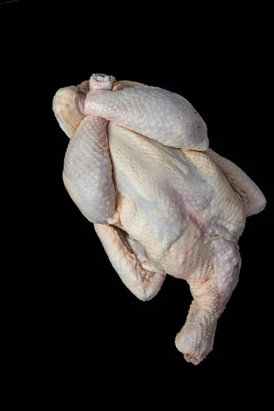 生の鶏だ 生の新鮮な鶏 黒い背景に隔離されてる 健康的な食べ物 料理の概念 — ストック写真