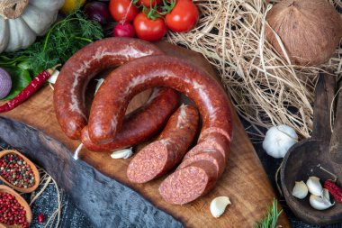 Sosis (Turkish Sucuk) konsept fotoğrafı. Türk sosisi kangal sucuk. Sujuk (sucuk), ahşap zemin üzerinde kuru baharatlı bir sosis..