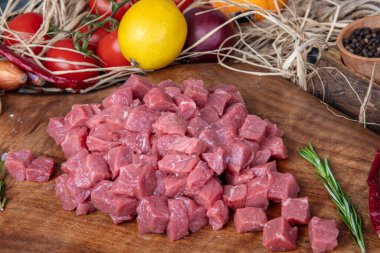 Çiğ kuzu fileto, doğranmış fileto ya da küp koyun filetosu. Taze koyun fileto, Kuzu Cubed. Türk adı: Kuzu Kusbasi..