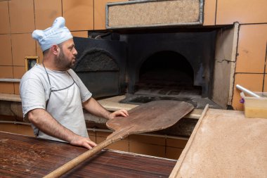  Türk pide ekmeği yapan bir fırıncı. Fırın, Türk pide ekmeği. Fırından taze Türk pidesi ekmeği alıyor. Türk Ramazan Pita üretim süreci.