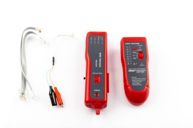 Beyaz arkaplanda Kablo İzleyici, Ağ Bulma Kablo Testi LAN ethernet Kablo Koleksiyonu var. Beyaz arkaplanda taşınabilir el bilgisayarı kablo takip cihazı alıcısı.