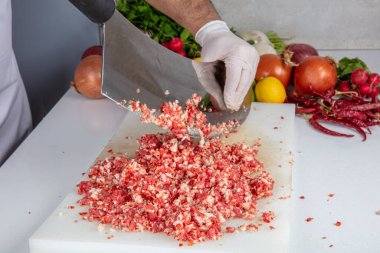  Et kebabı lokantası şefleri, Türkiye 'de kıyma yapıyorlar. Kıyma yerel kıyma (satir kiyma) ya da zırh kıymalı (zirh kiyma) olarak adlandırılır.).