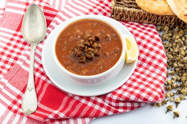 Geleneksel Türk yemekleri, Bamya Çorbası - Konya Stili; beyaz zemin üzerinde izole edilmiş bamya çorbası.