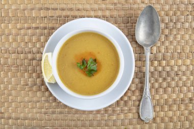 Ahşap masada mercimek çorbası (Türkçe: Mercimek corbasi).