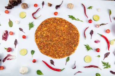 Ahşap masada mercimek çorbası (Türkçe: Mercimek corbasi).