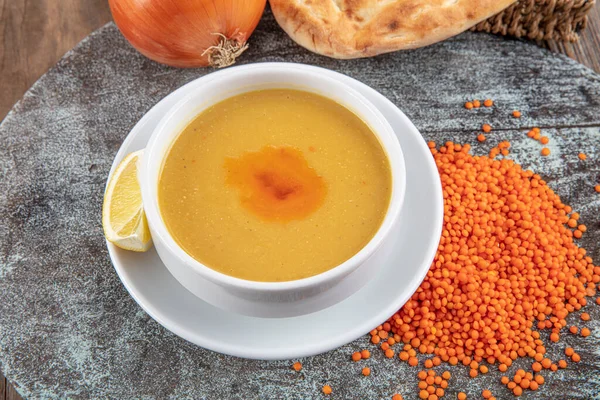 Lentil soup (Turkish: Mercimek corbasi ) on the wooden table. — Stock Image Lentil Soup Turkish Mercimek Corbasi Wooden Table Stock Photo