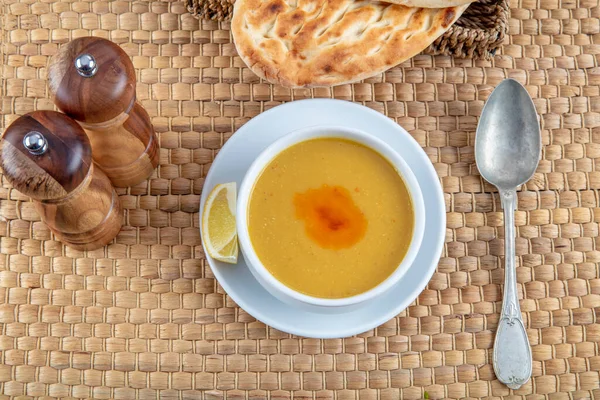 Lentil soup (Turkish: Mercimek corbasi ) on the wooden table. — Stock Image Lentil Soup Turkish Mercimek Corbasi Wooden Table Stock Photo