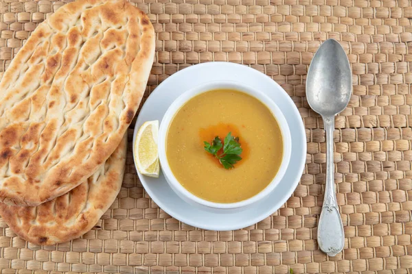 Lentil soup (Turkish: Mercimek corbasi ) on the wooden table. — Stock Image Lentil Soup Turkish Mercimek Corbasi Wooden Table Stock Photo