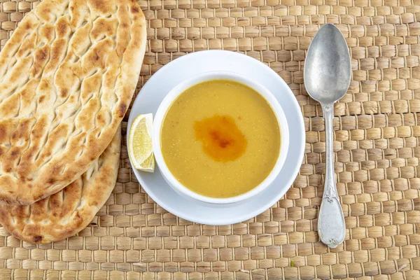 Lentil soup (Turkish: Mercimek corbasi ) on the wooden table. — Stock Image Lentil Soup Turkish Mercimek Corbasi Wooden Table Stock Photo