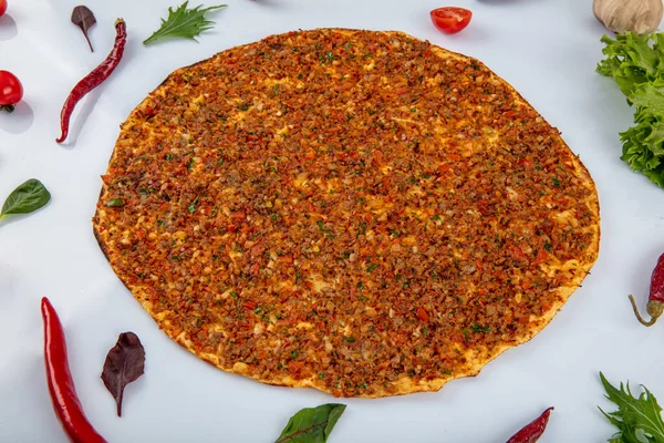 Turecké Lahmacun Mezi Zelené Zeleniny Bílém Pozadí Koncept Restaurace Lahmacun — Stock fotografie