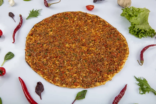 Turecké Lahmacun Mezi Zelené Zeleniny Bílém Pozadí Koncept Restaurace Lahmacun — Stock fotografie